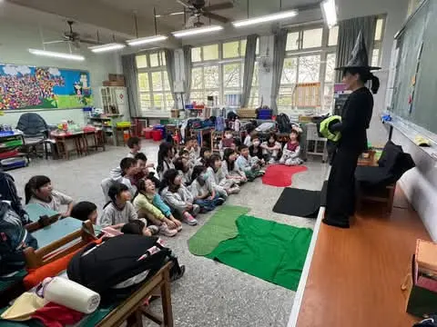 巫婆老師在教室裡為低年級孩子說故事
