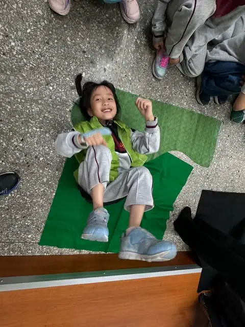孩子在講座中扮演小動物