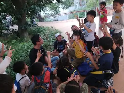 動物園行動講師帶孩子戶外觀察
